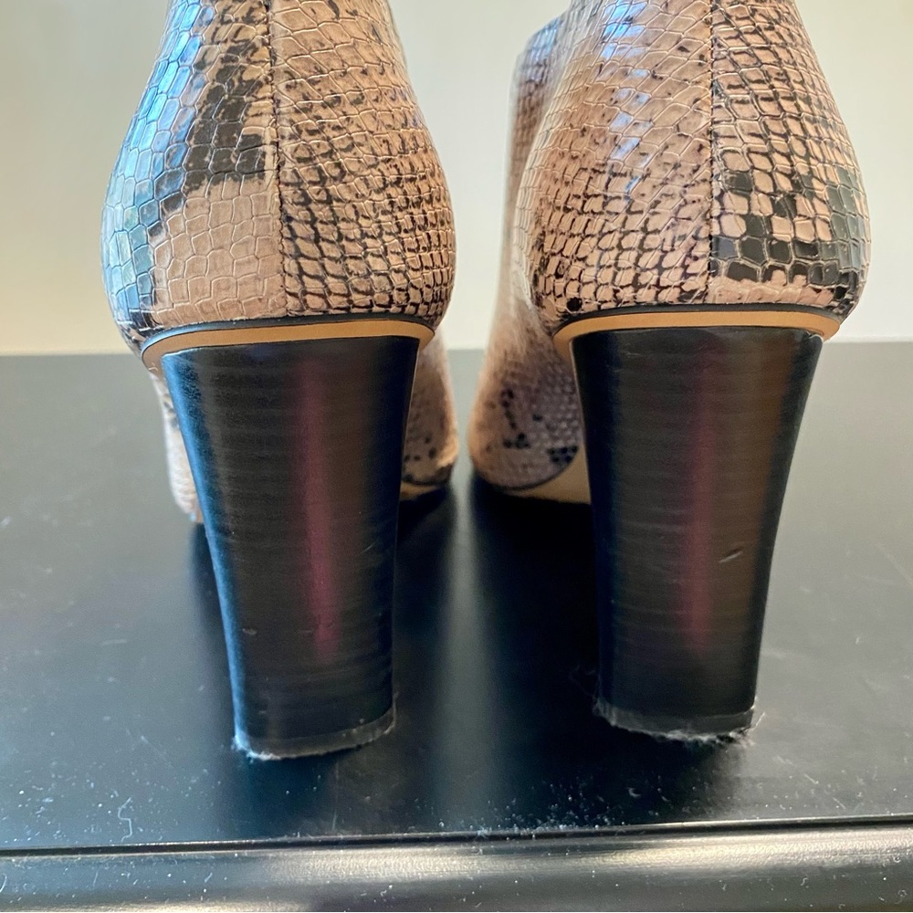 Vince Camuto Andrita Snakeskin Plunge Cut Stacked Heel Booties Size 8.5 - Picture 10 of 13